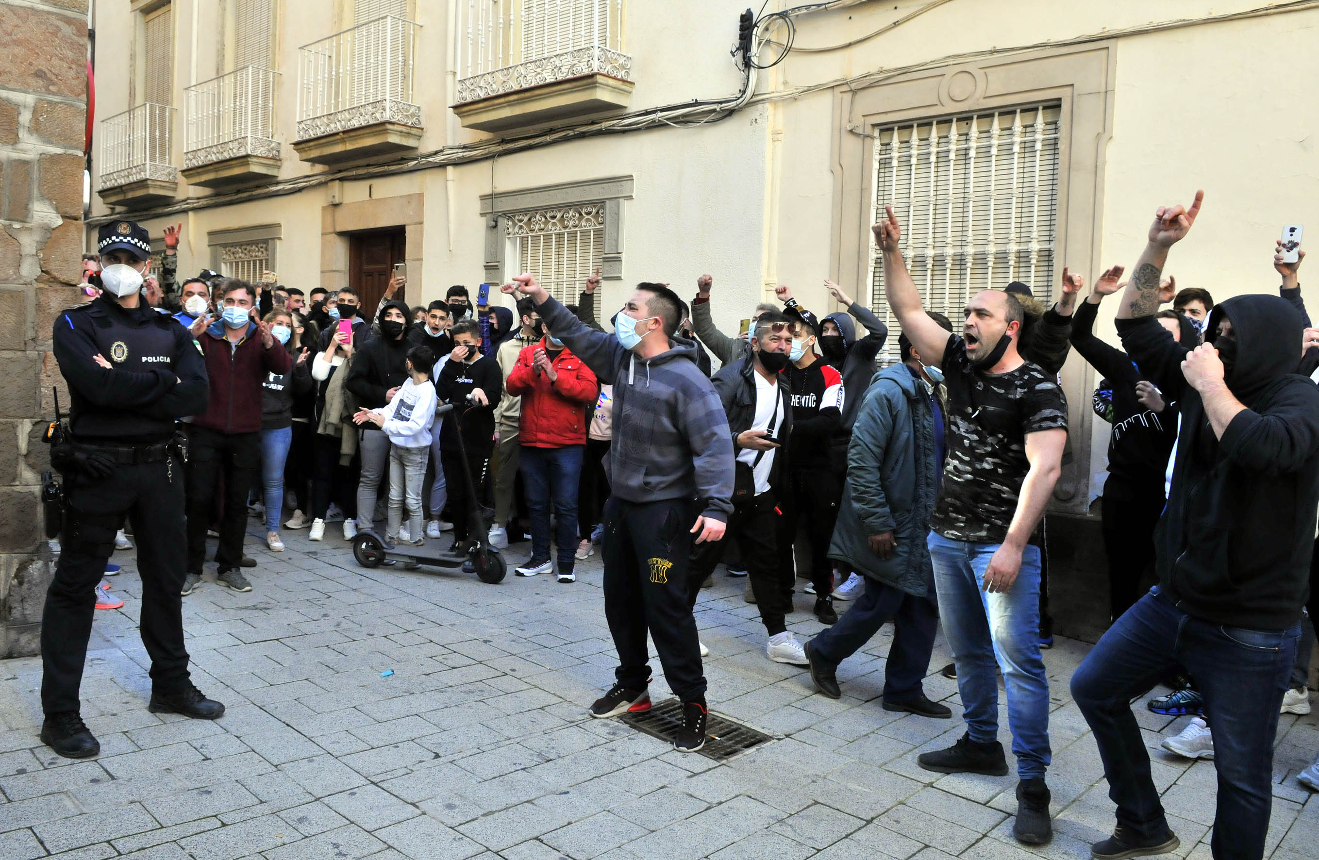 Tensión en las calles de Linares tras la agresión a un vecino por parte de dos policías.