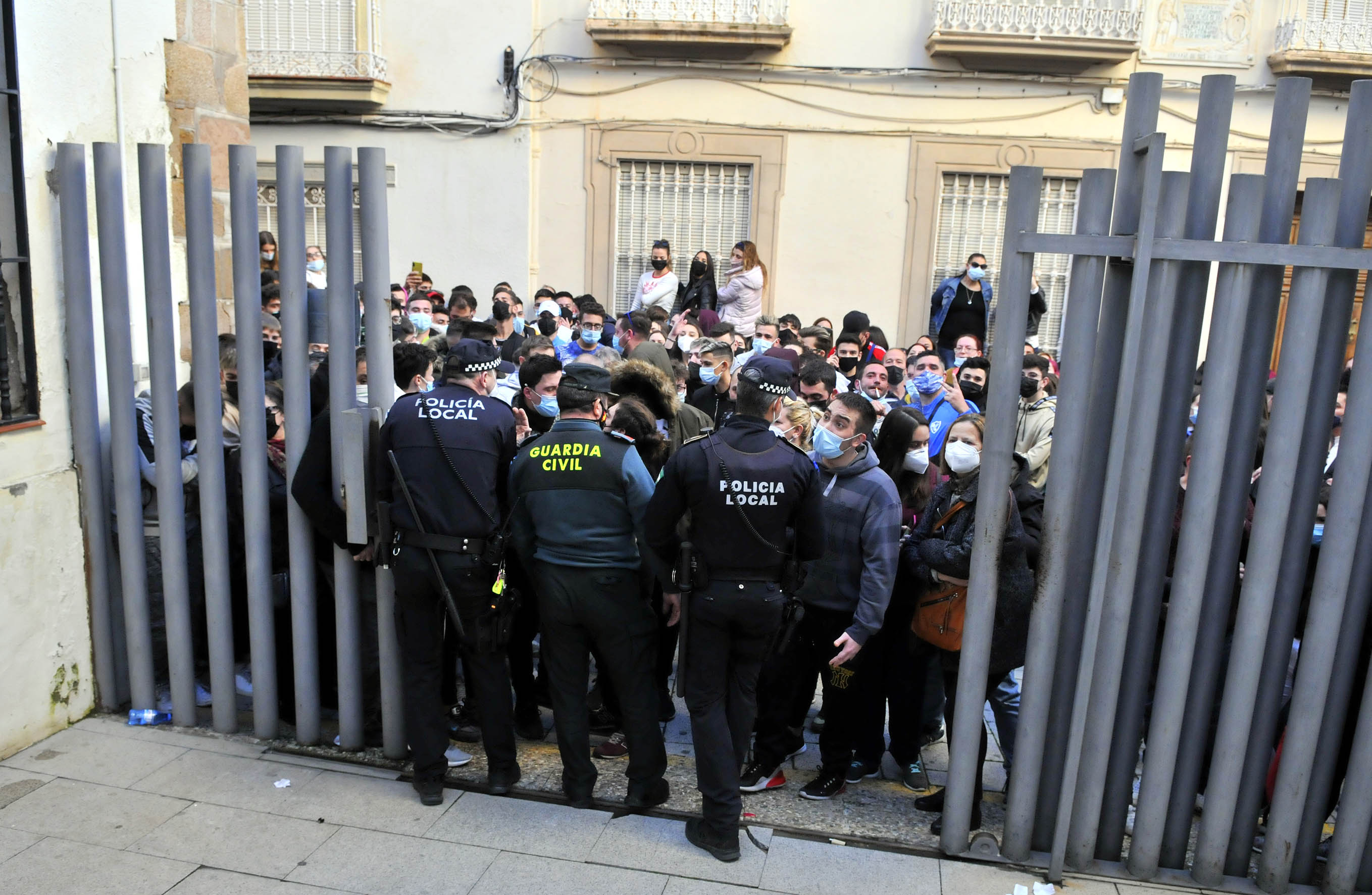 Tensión en las calles de Linares tras la agresión a un vecino por parte de dos policías.