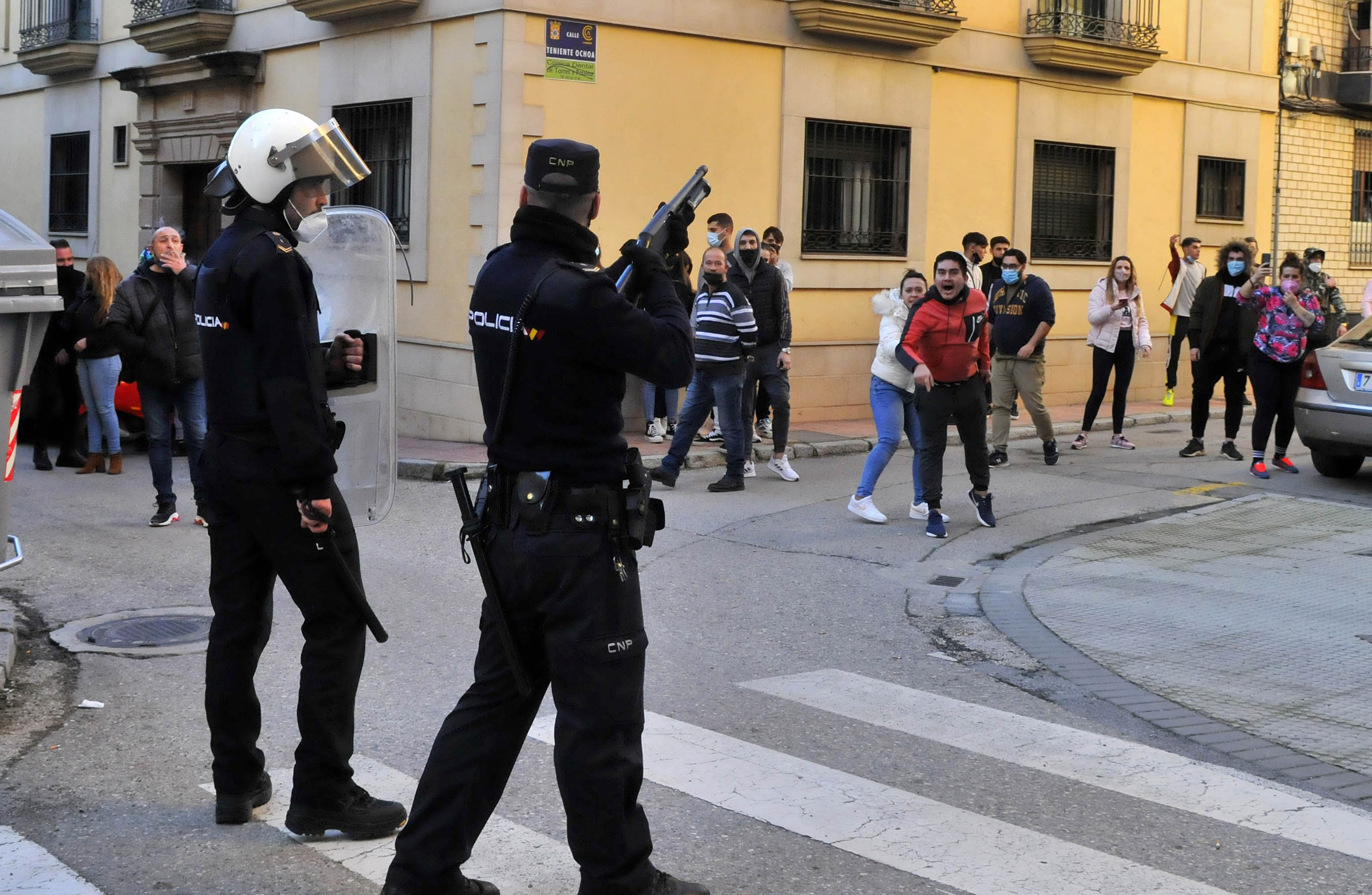 Tensión en las calles de Linares tras la agresión a un vecino por parte de dos policías.