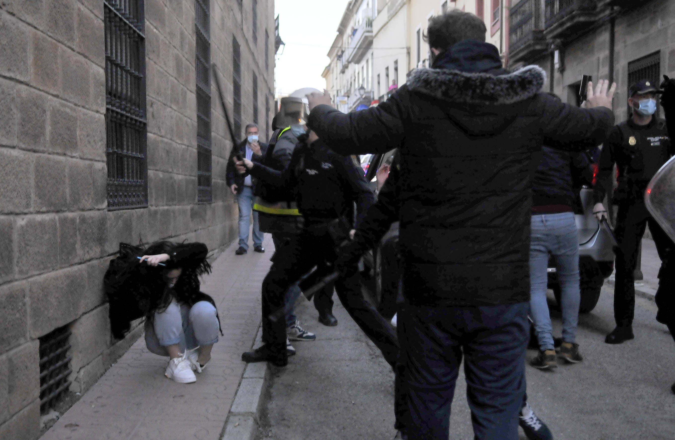 Tensión en las calles de Linares tras la agresión a un vecino por parte de dos policías.