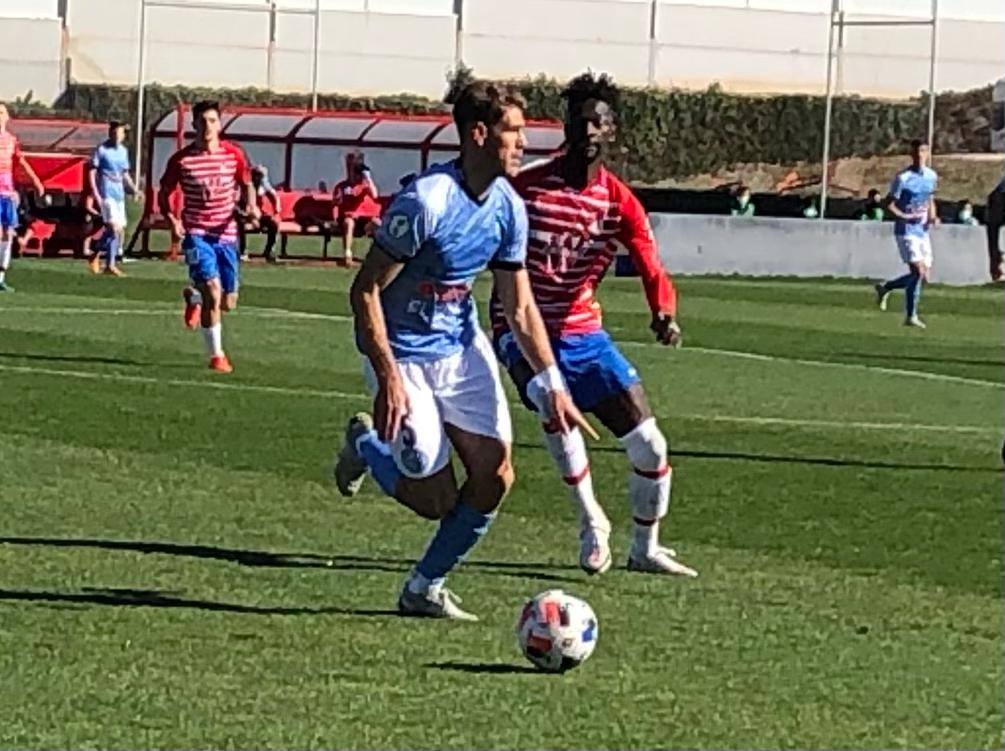 Checa, que conduce el balón, tuve que irse expulsado de forma injusta. 