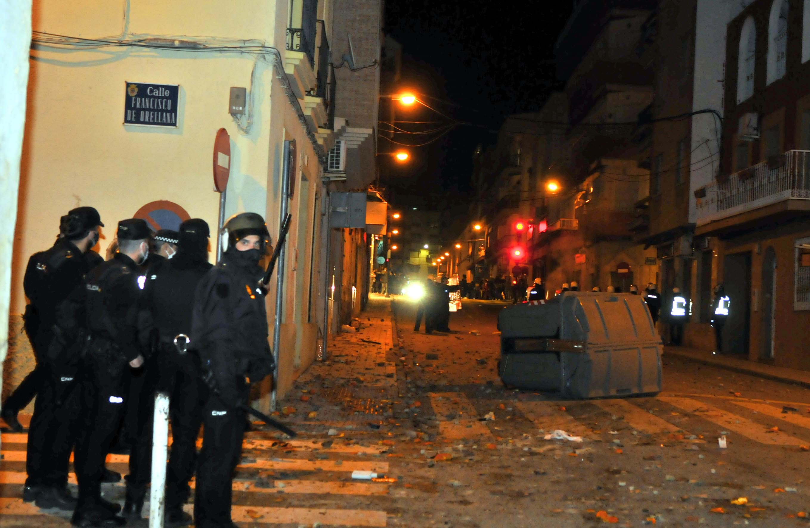 Antidisturbios en Linares en la noche de este sábado. 