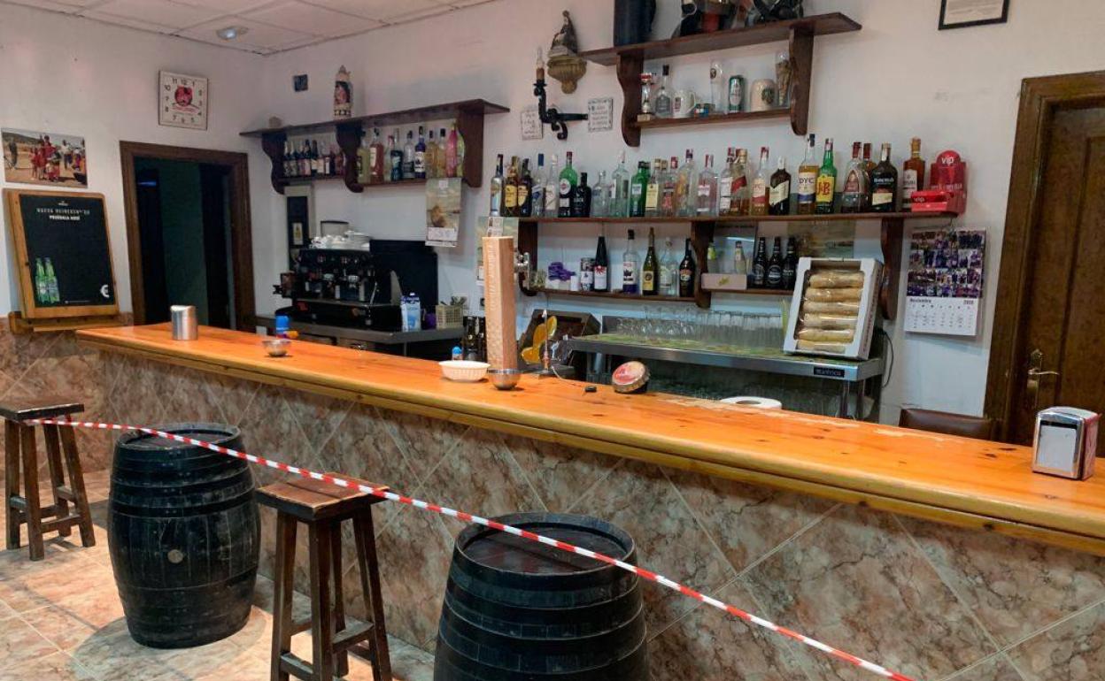 Interior del bar de la gasolinera de Salar, con el precinto para evitar aproximarse a la barra. 