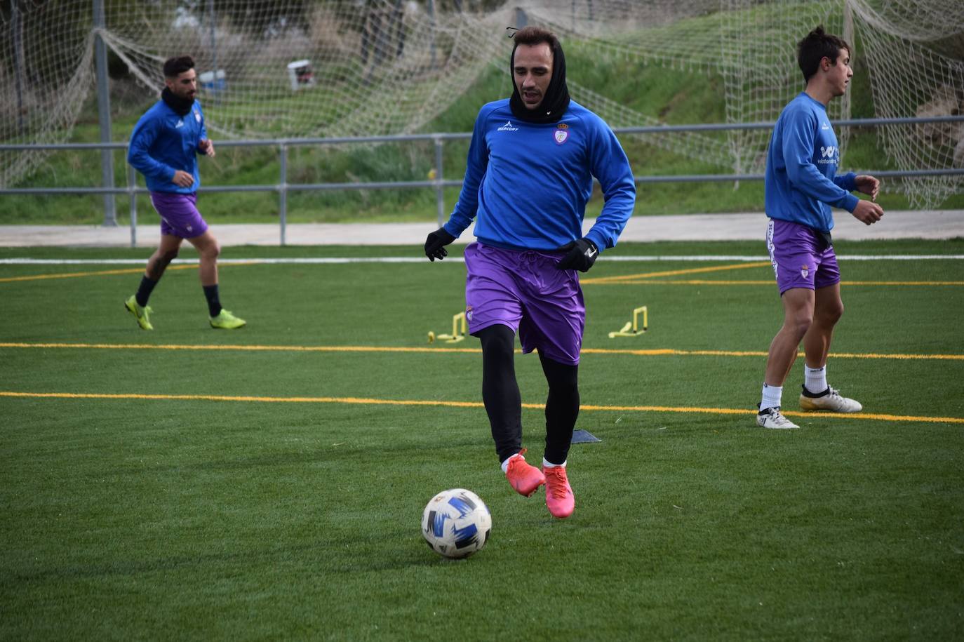 Los jugadores del conjunto blanco se ejercitan con la mente puesta en salir del pozo. 