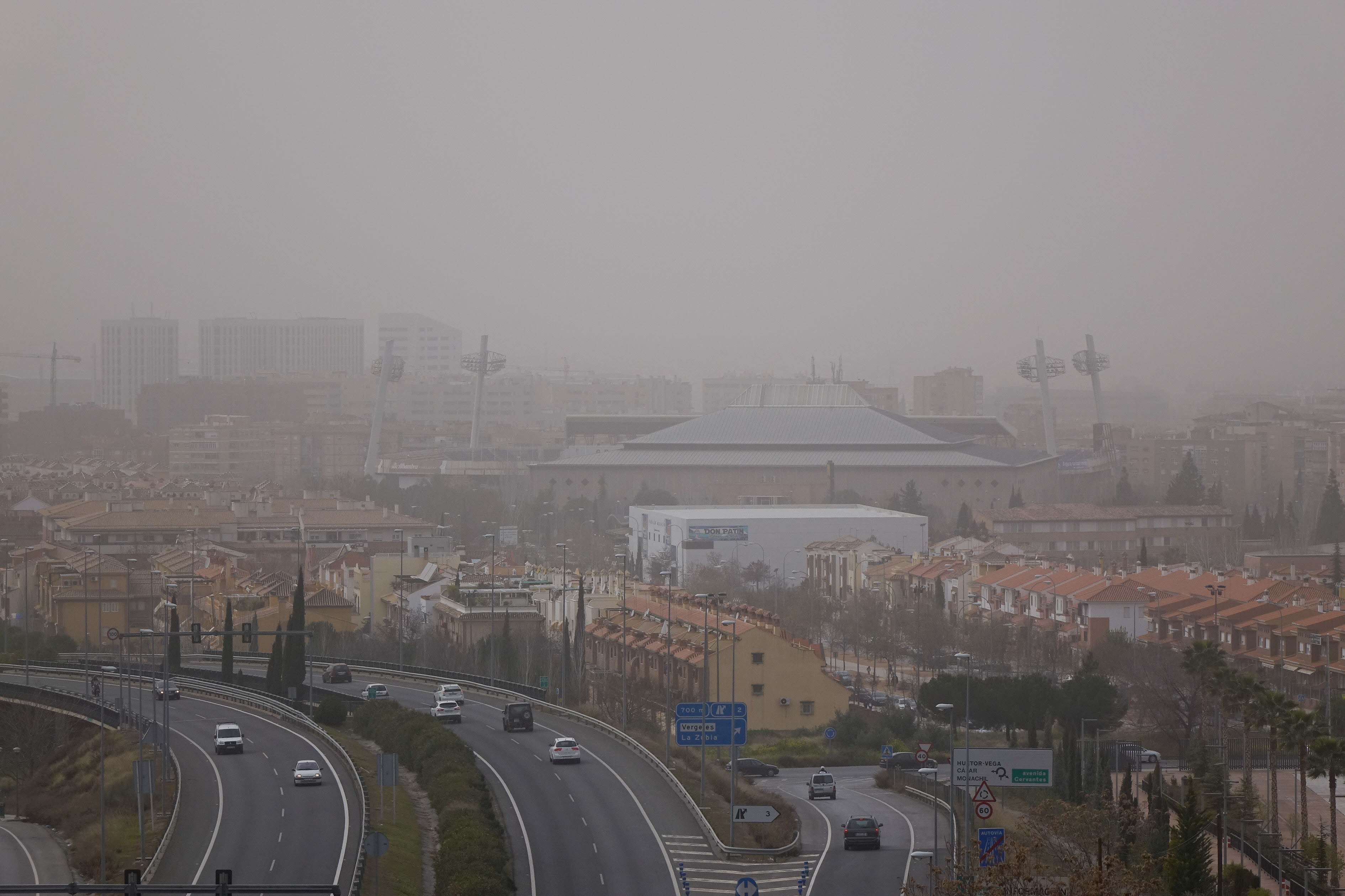 Una nube de polvo africano, llamada calima popularmente, cubre la ciudad de Granada en una imagen de archivo.