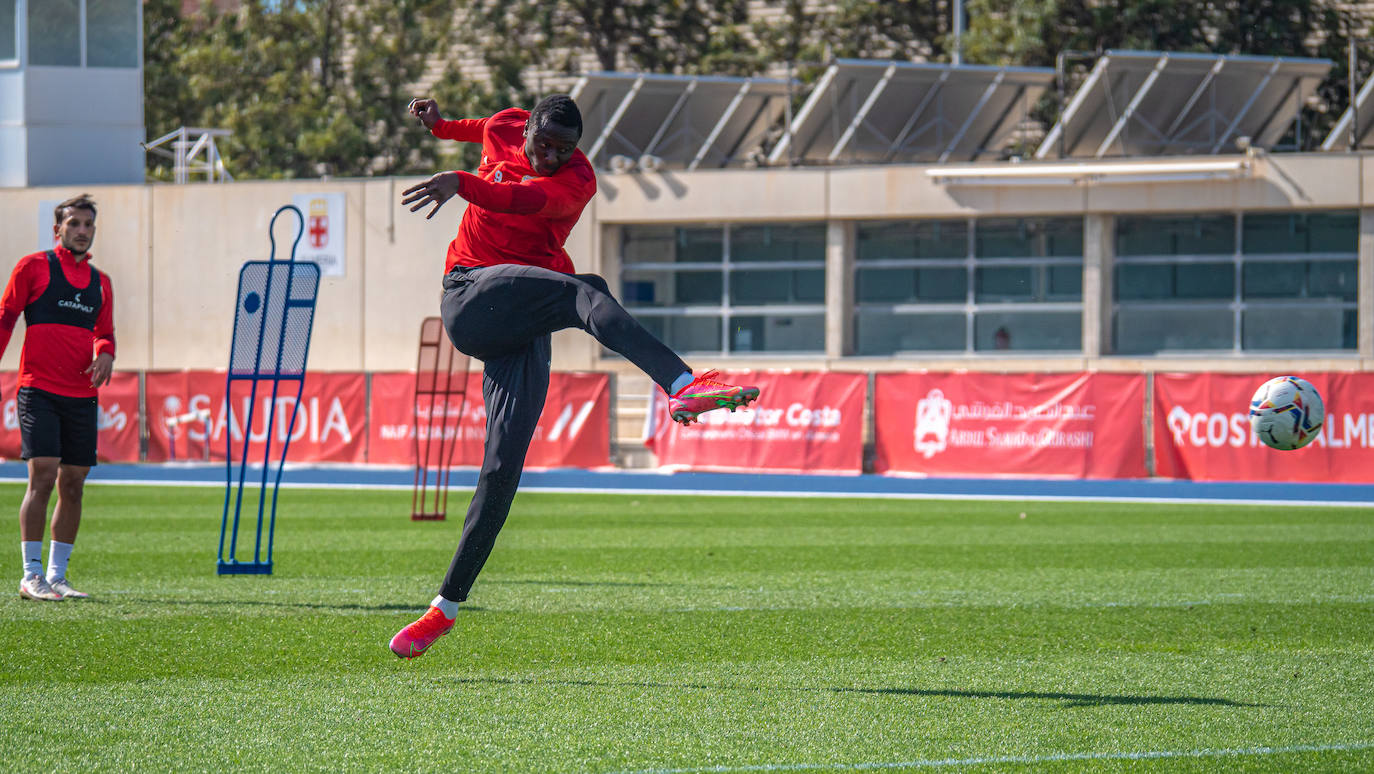 Sadiq Umar, que ensaya el disparo, vuelve a estar disponible para la cita en Leganés. 
