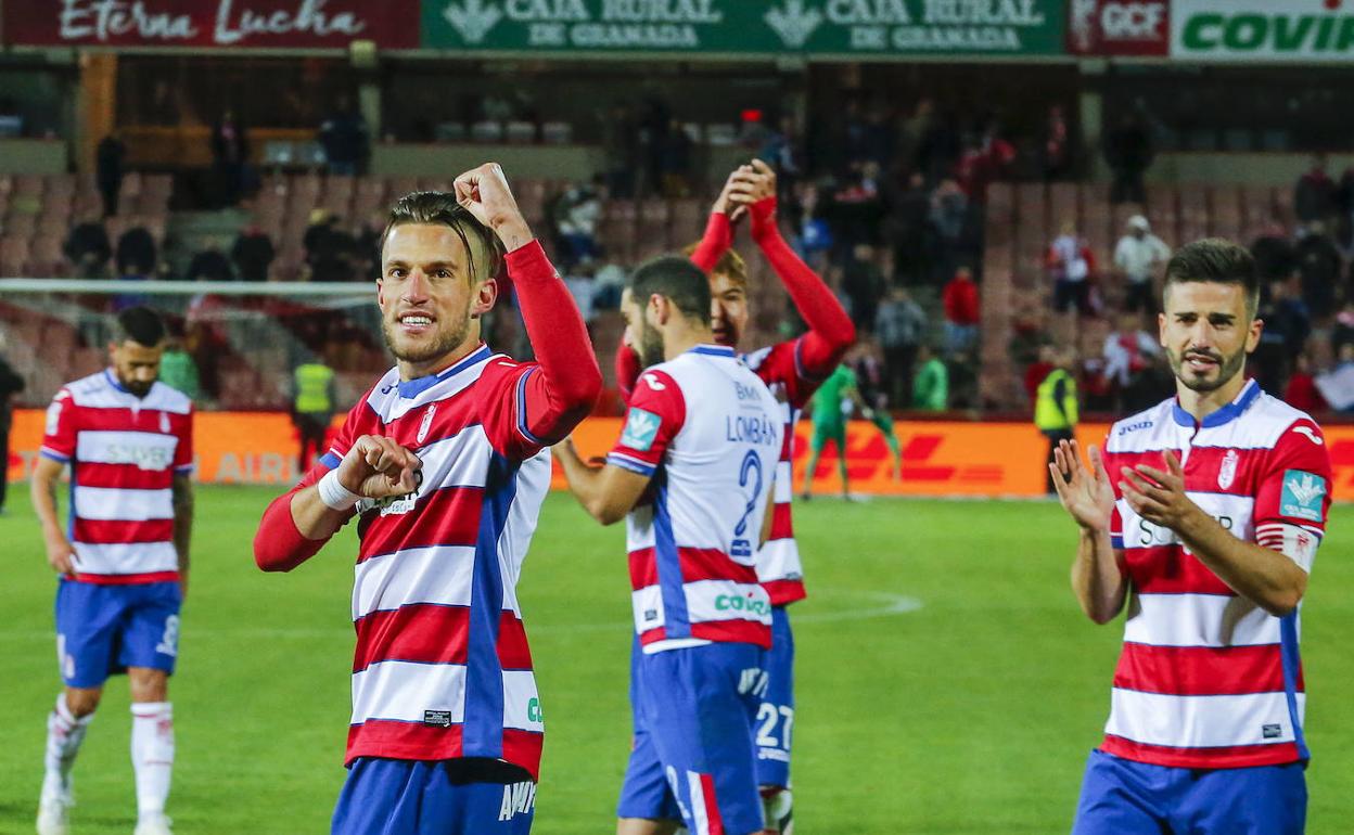 Cristiano Biraghi (izquierda), tras una victoria con el Granada, junto a sus compañeros. 