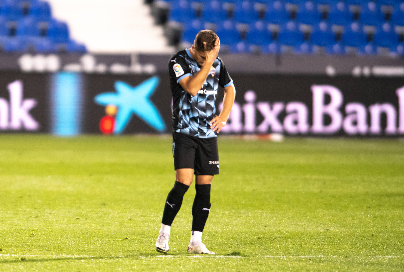 Corpas no se cree el gol anulado a Sadiq. 