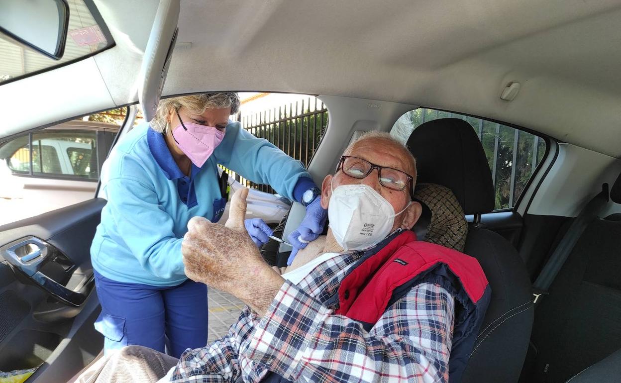 Andrés García recibiendo la vacuna en el coche este martes en Bailén. 