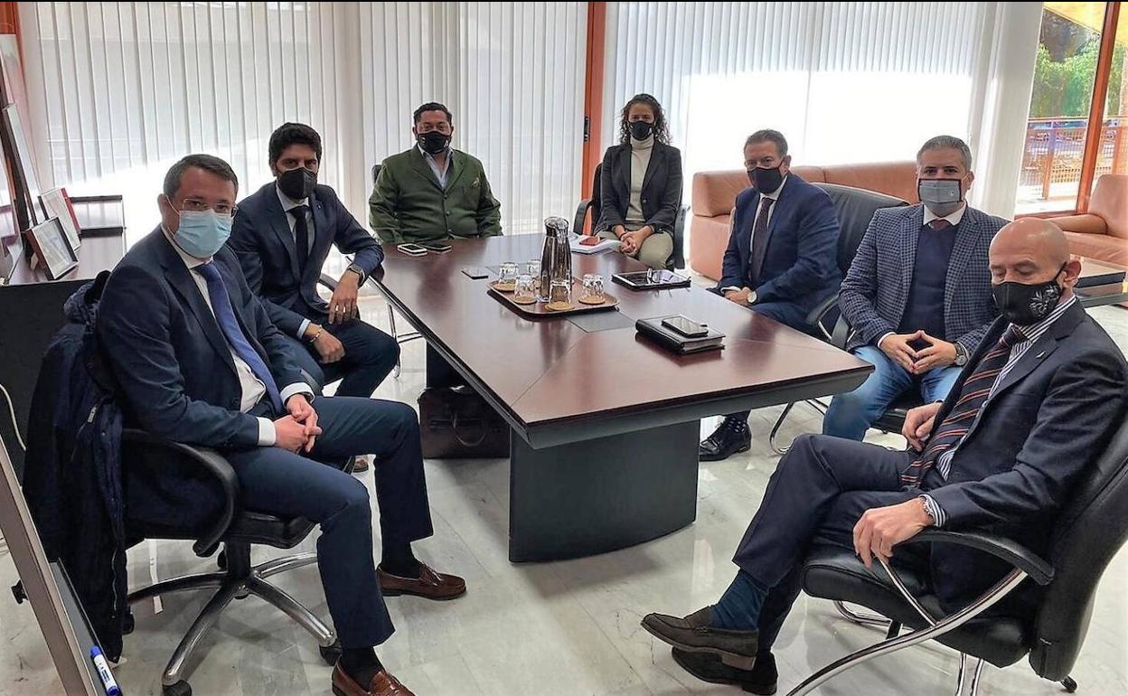 Imagen de la reunión en Sevilla entre representantes de la Junta de Andalucía, Ayuntamiento de la ciudad y el Linares Deportivo. 