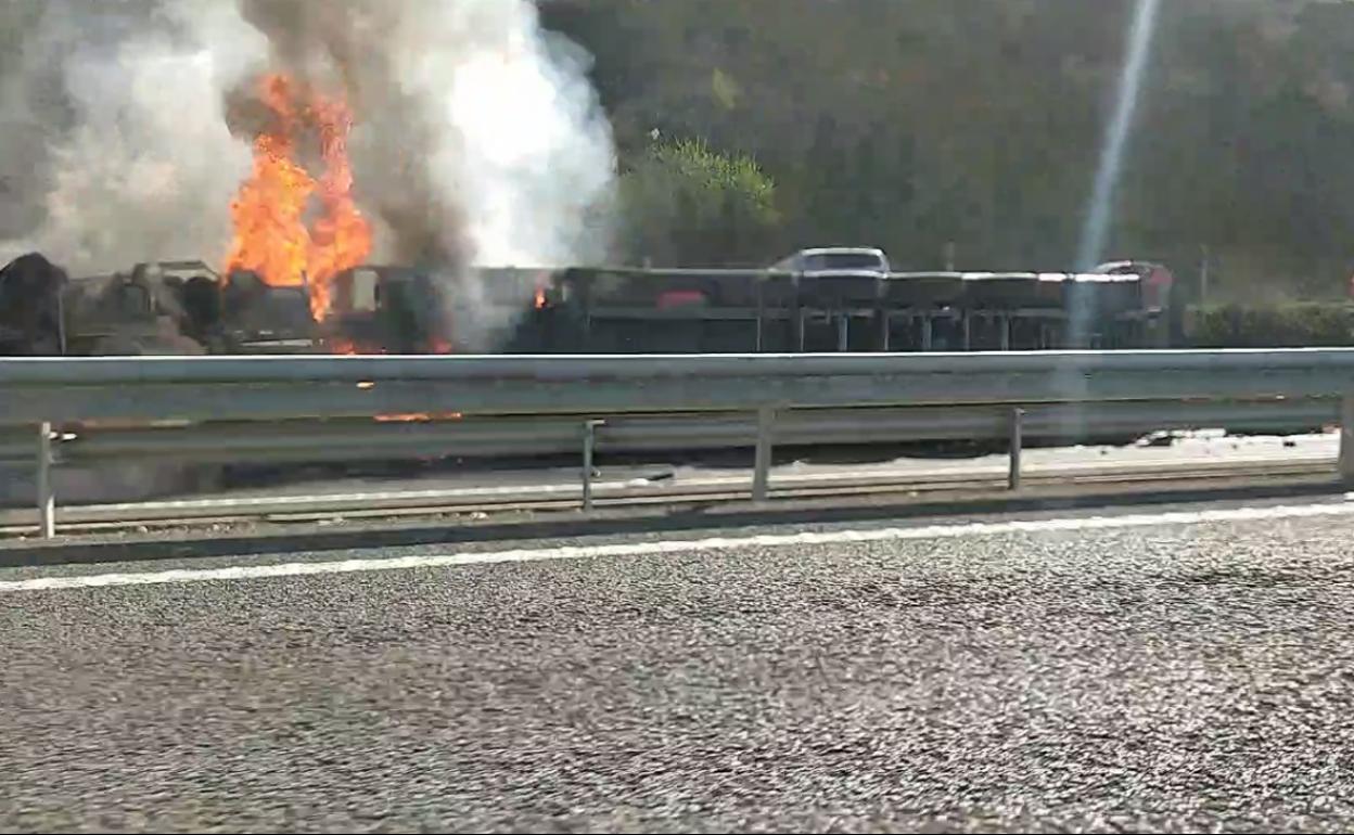 Accidente en Granada | Arde un camión tras volcar en la A-92 a la altura de Huétor Tájar