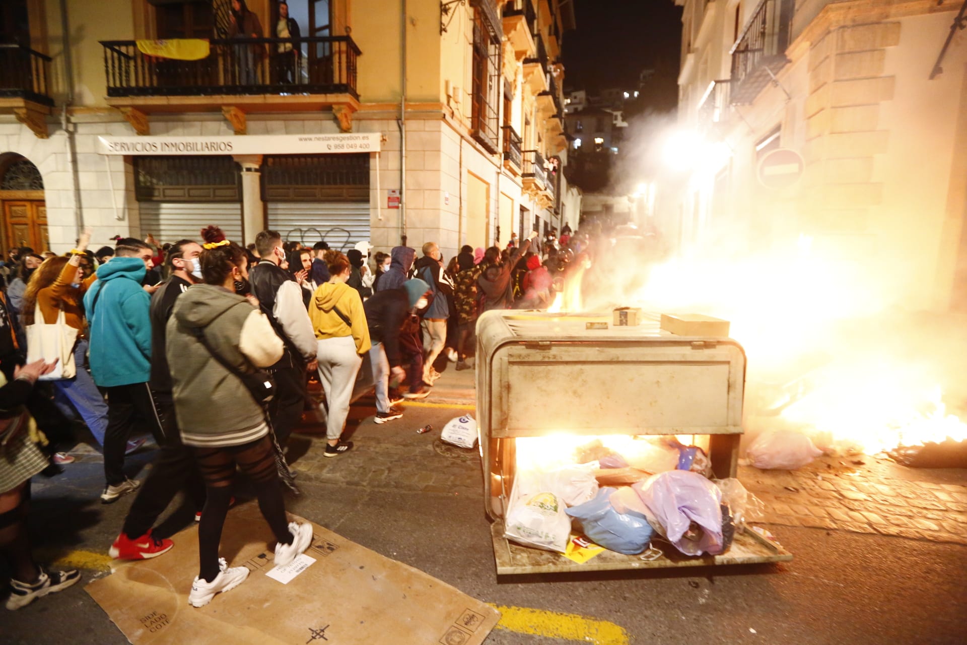 Varios grupos descontrolados han quemado contenedores y causado desperfectos en el mobiliario urbano.