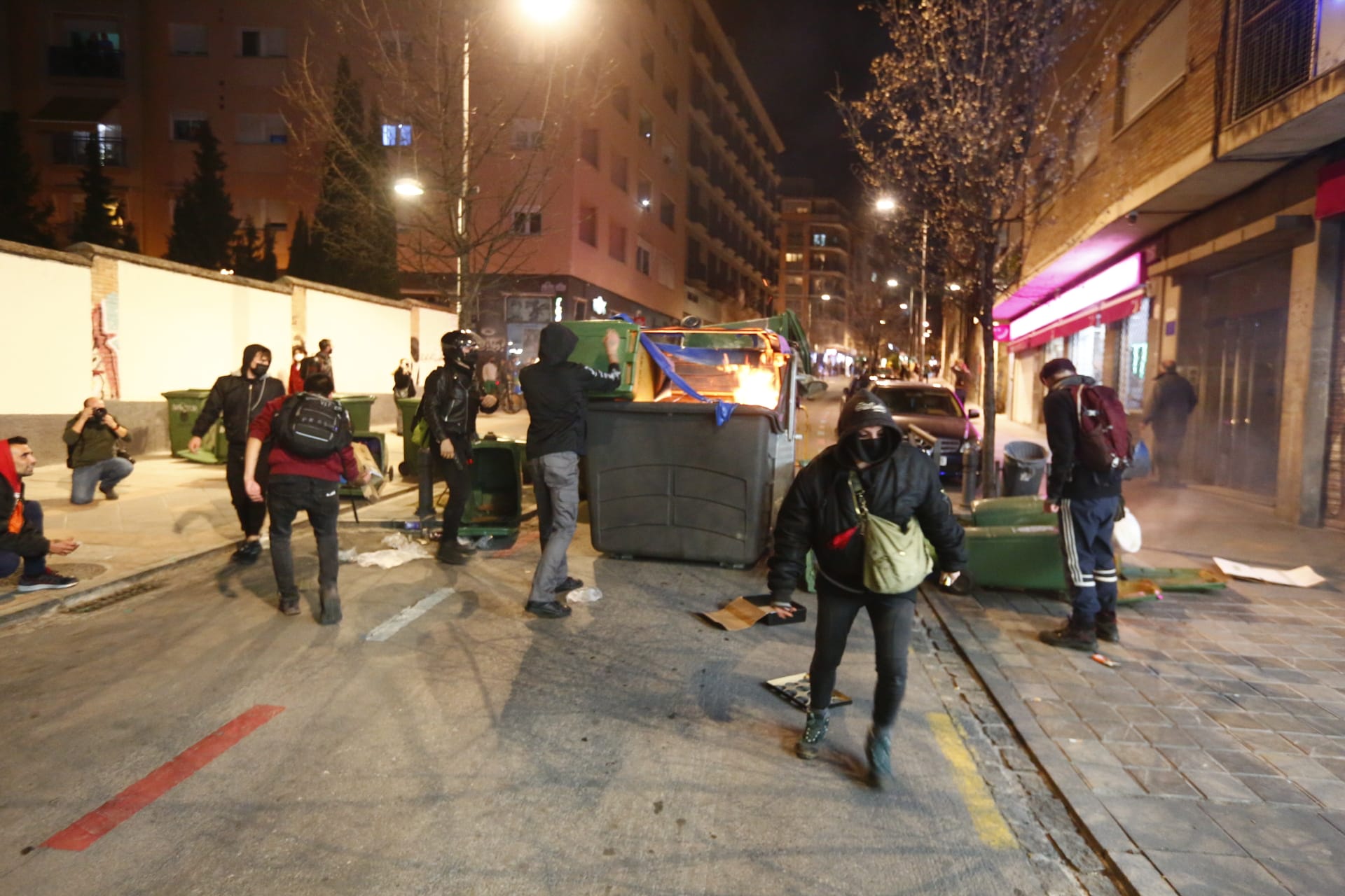 Varios grupos descontrolados han quemado contenedores y causado desperfectos en el mobiliario urbano.