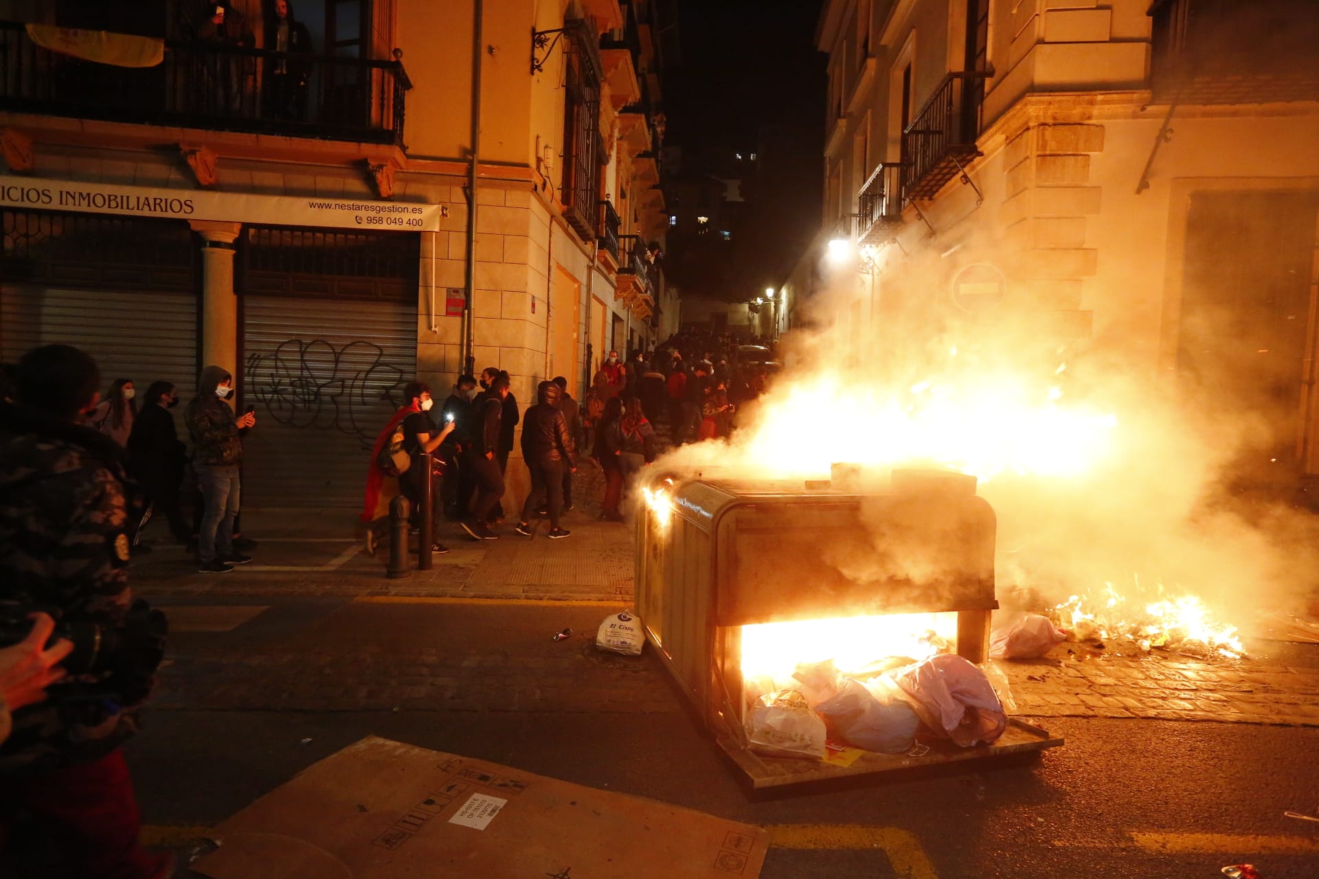 Varios grupos descontrolados han quemado contenedores y causado desperfectos en el mobiliario urbano.