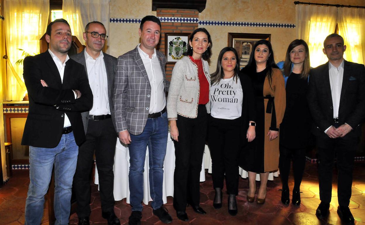 Reyes Maroto, en el centro, con ediles del PSOE en febrero de 2020. 