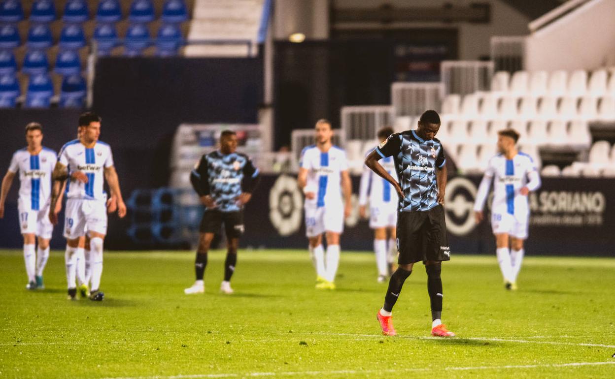 Los jugadores del ALmería, tristes tras la derrota in extremis