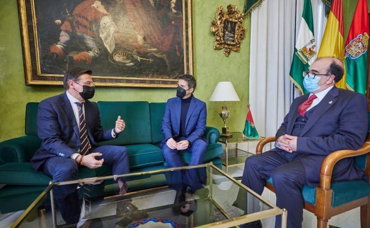 El alcalde conversa con el periodista, en presencia del presidente de la Federación de Cofradías