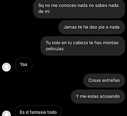 Imagen principal - Capturas de algunas de las conversaciones que la joven entregó a la Policía junto a las denuncias.