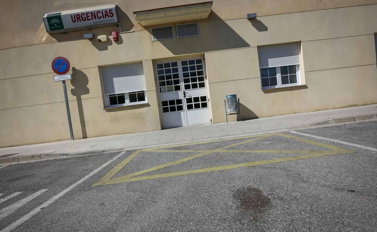 El Centro de Salud de Dúrcal amaneció con restos de sangre en el asfalto el 14 de agosto de 2018. 