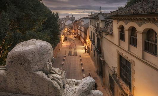 Panorámica de la Cuesta de Gomérez desde lo alto de la Puerta de las Granadas. 