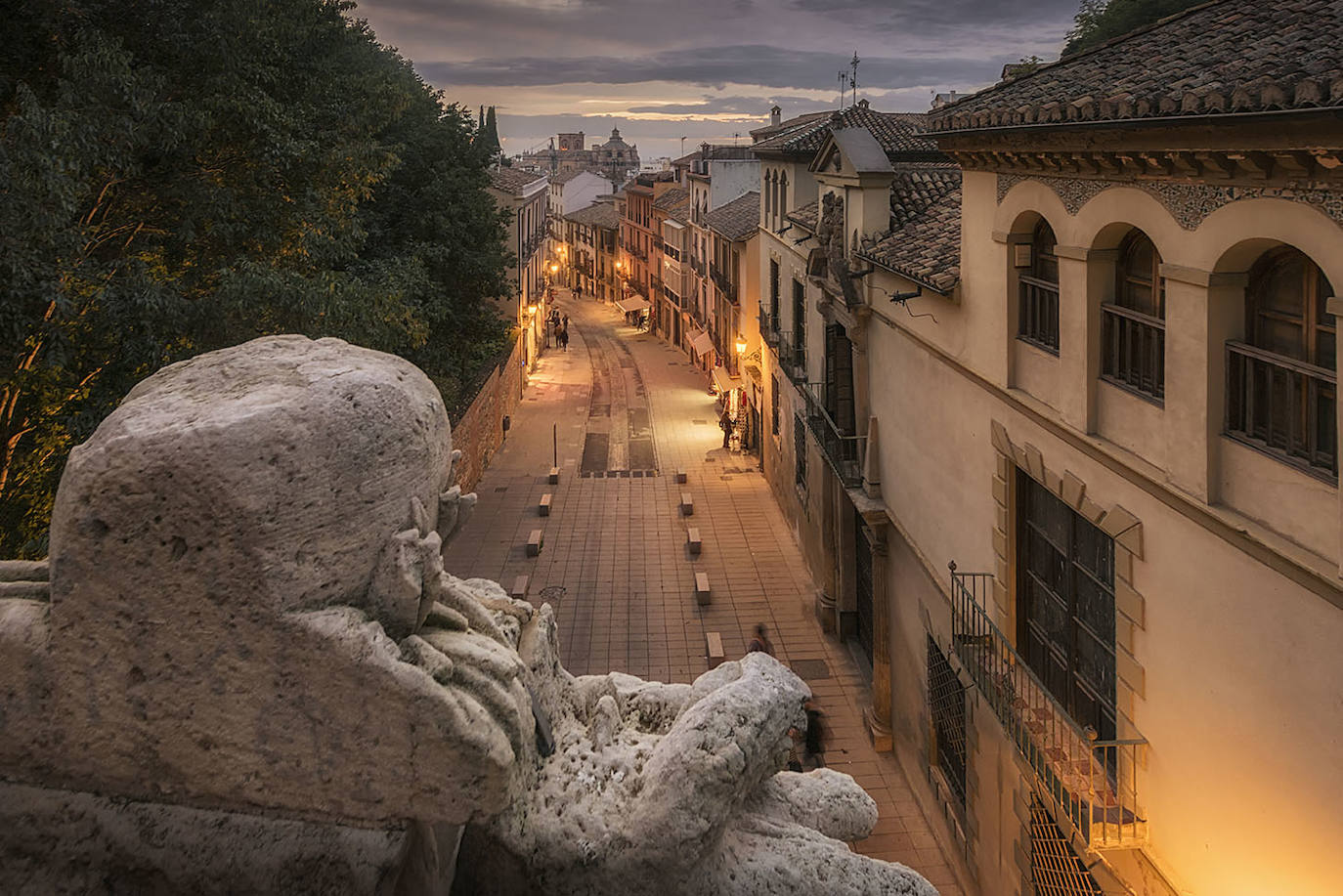 Imagen de la Cuesta de Gomérez tomada desde lo alto de la Puerta de las Granadas. 