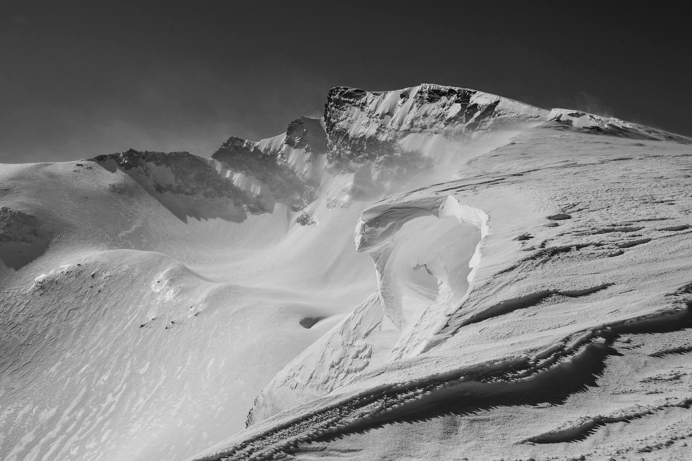 Marzo de 2010. Imagen tomada en Las Posiciones del Veleta. Una temporada de mucha nieve. La foto está tomada justo el día anterior a la terrible avalancha que sepultó al montañero John Hogbin. Ese día los vientos eran superiores a 120 kilómetros por hora. 