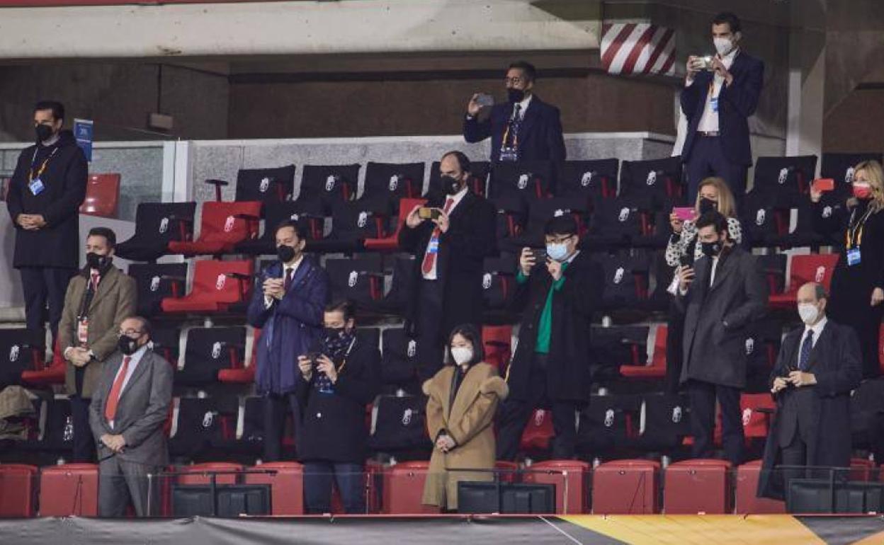 Sophia Yang, en primera fila junto al alcalde Luis Salvador; Monterrubio, atrás. 