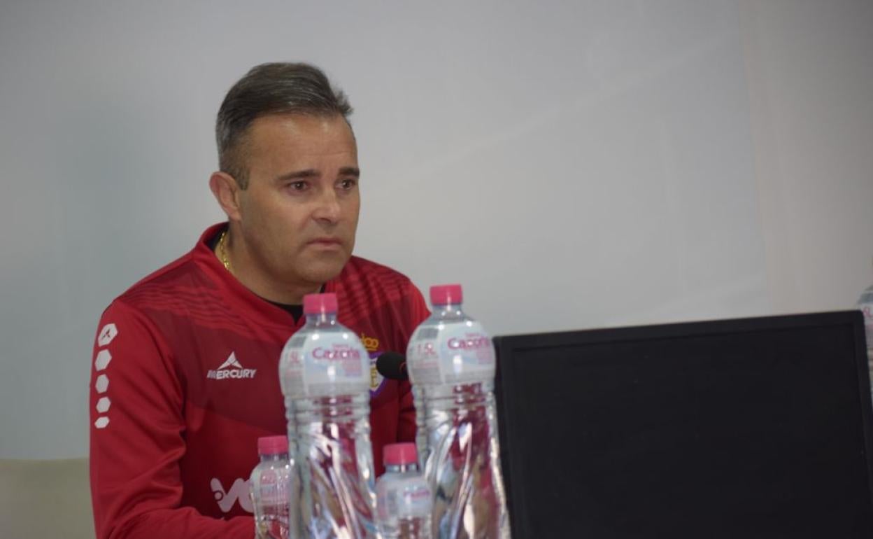 El técnico del Real Jaén, Juan Arsenal, ayer.