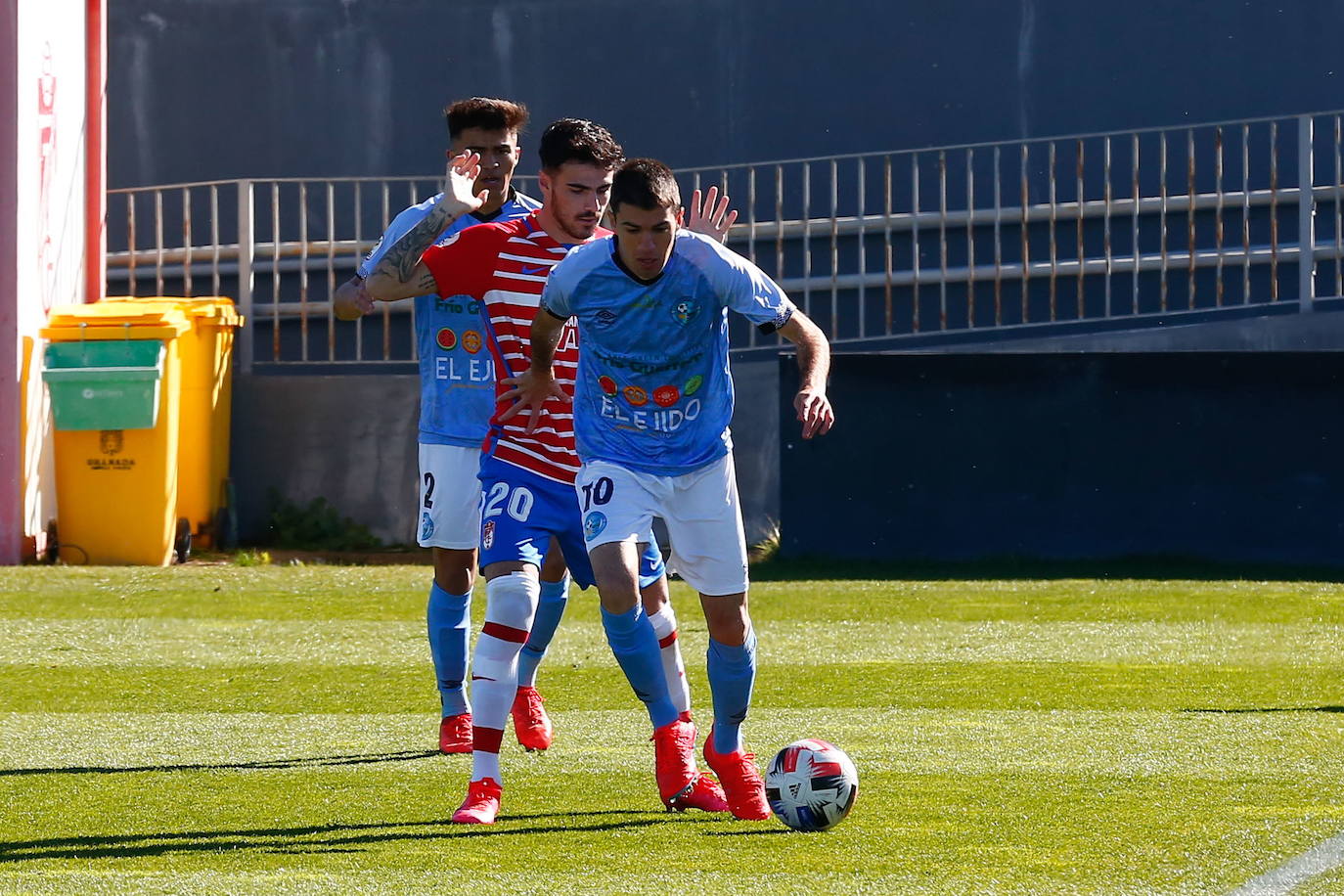 Toni Dovale conduce el balón, perseguido por el recreativista Diego. 