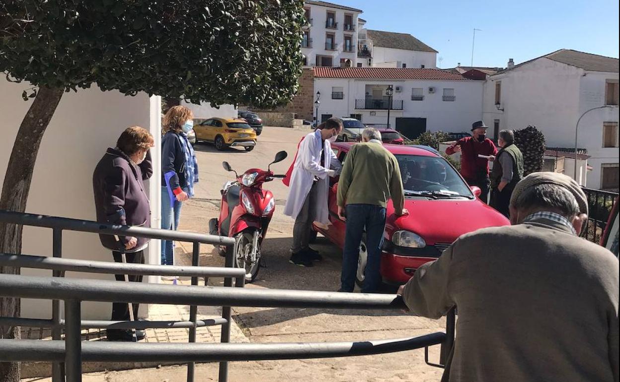 Los mayores que no pudieron desplazarse a pie acudieron en coche acompañados de un familiar. 