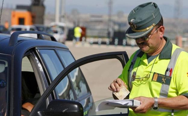 La DGT advierte: este es el caso en el que estás obligado a llevar un extintor en el coche 