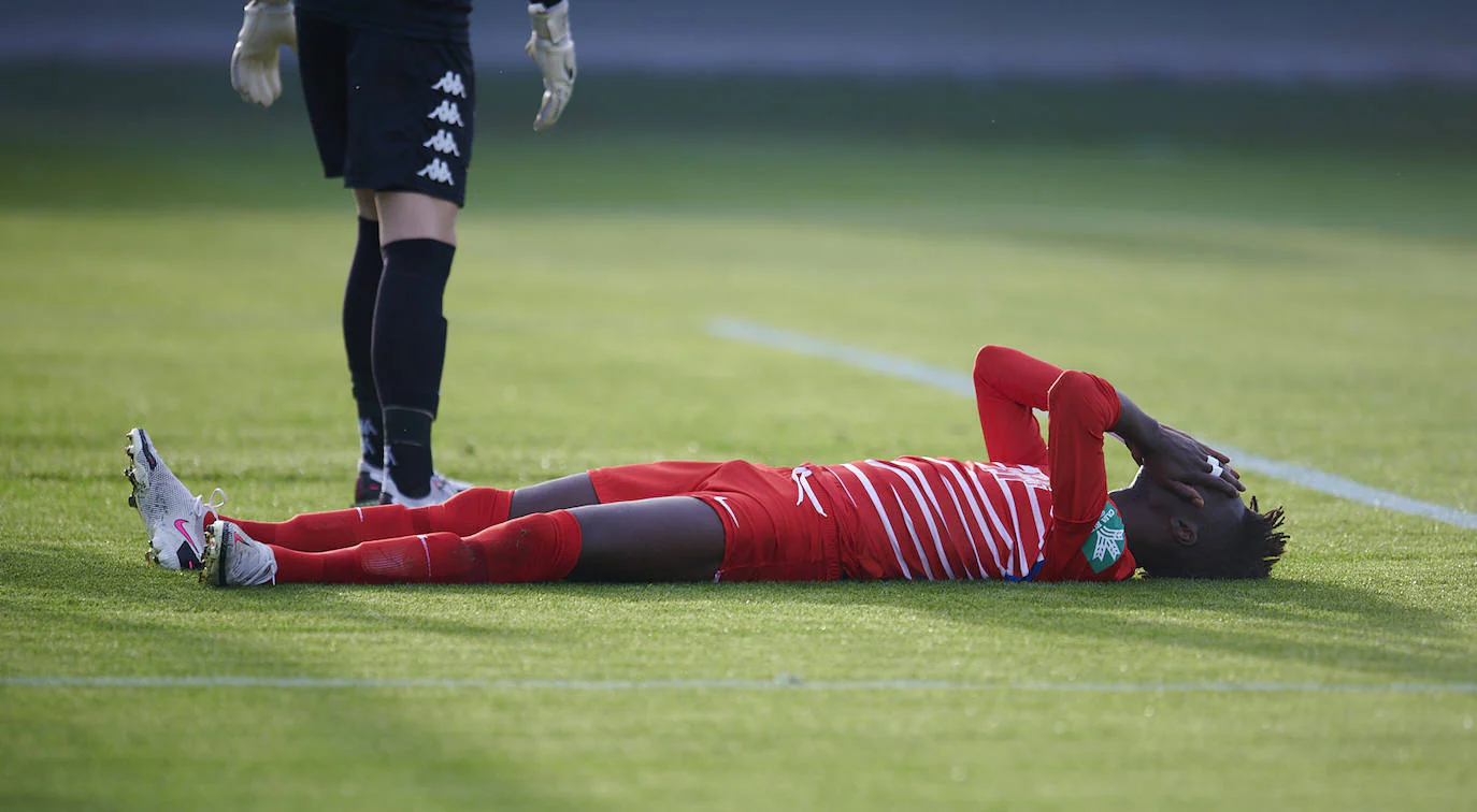 Fotos: Zarpazo de un Recreativo contundente ante el Betis Deportivo