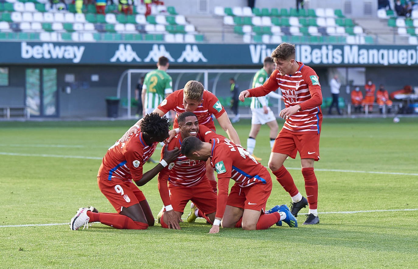 Fotos: Zarpazo de un Recreativo contundente ante el Betis Deportivo