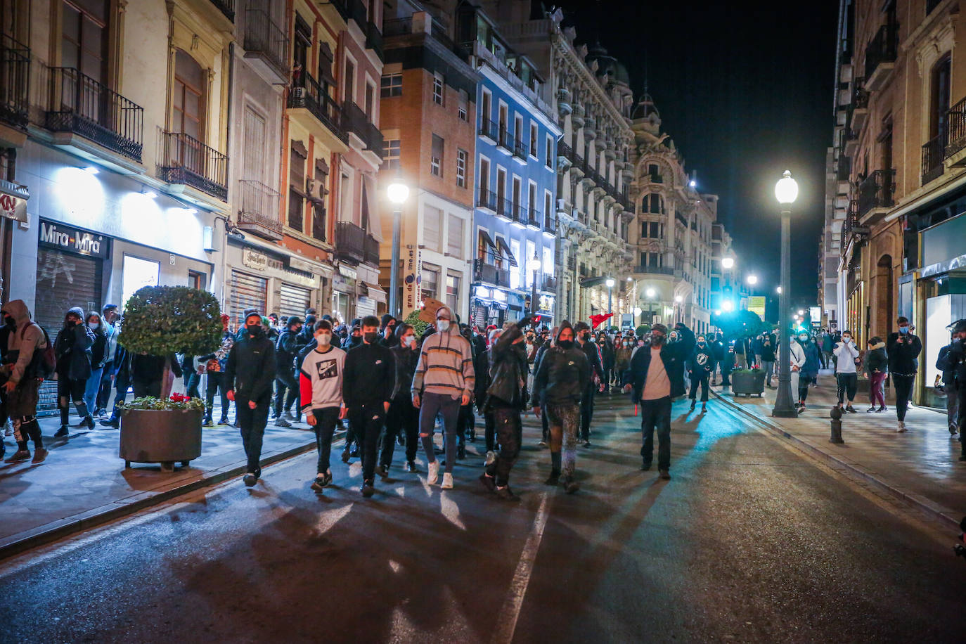 Fotos: Las imágenes de la manifestación por Hasel en Granada, con contenedores ardiendo y cargas policiales