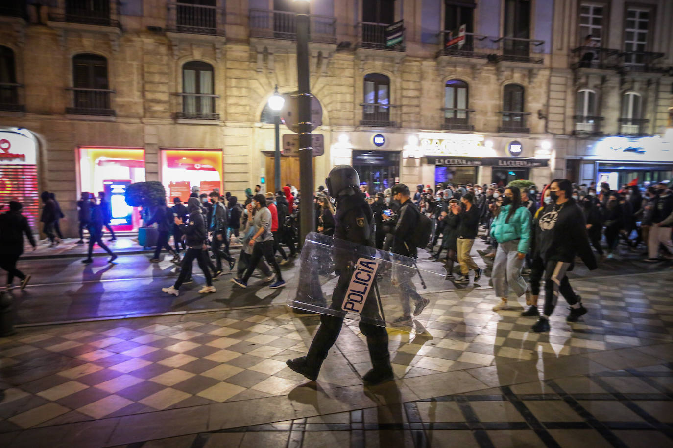 Fotos: Las imágenes de la manifestación por Hasel en Granada, con contenedores ardiendo y cargas policiales