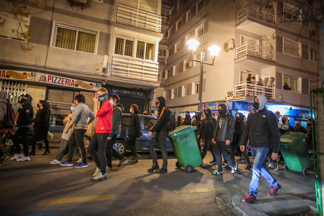 Fotos: Las imágenes de la manifestación por Hasel en Granada, con contenedores ardiendo y cargas policiales
