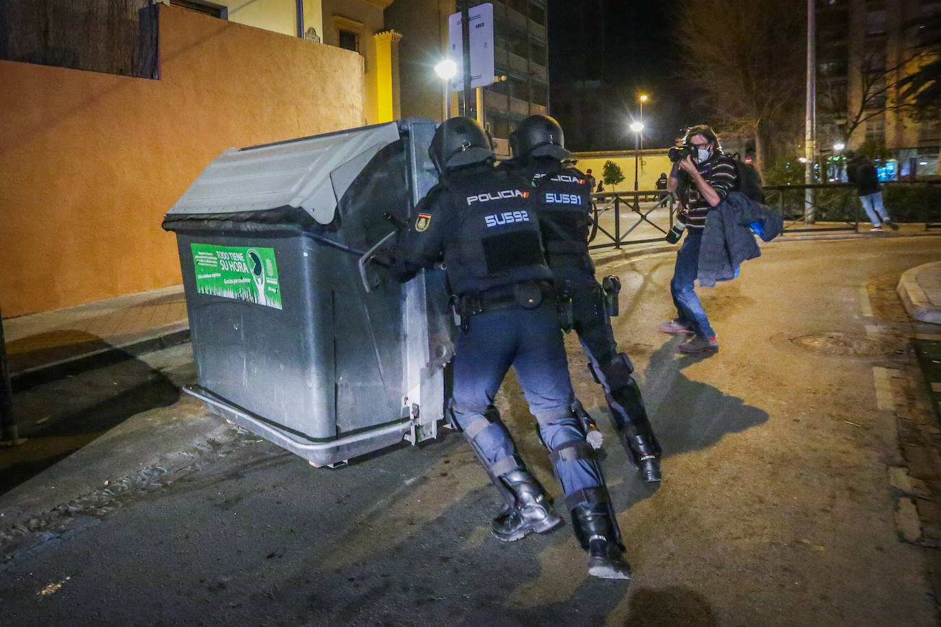 Fotos: Las imágenes de la manifestación por Hasel en Granada, con contenedores ardiendo y cargas policiales