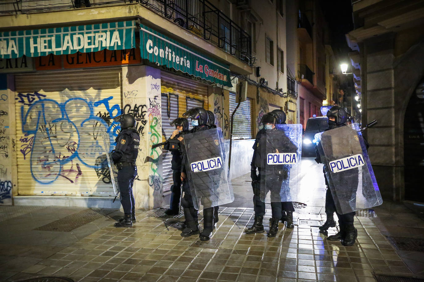 Fotos: Las imágenes de la manifestación por Hasel en Granada, con contenedores ardiendo y cargas policiales