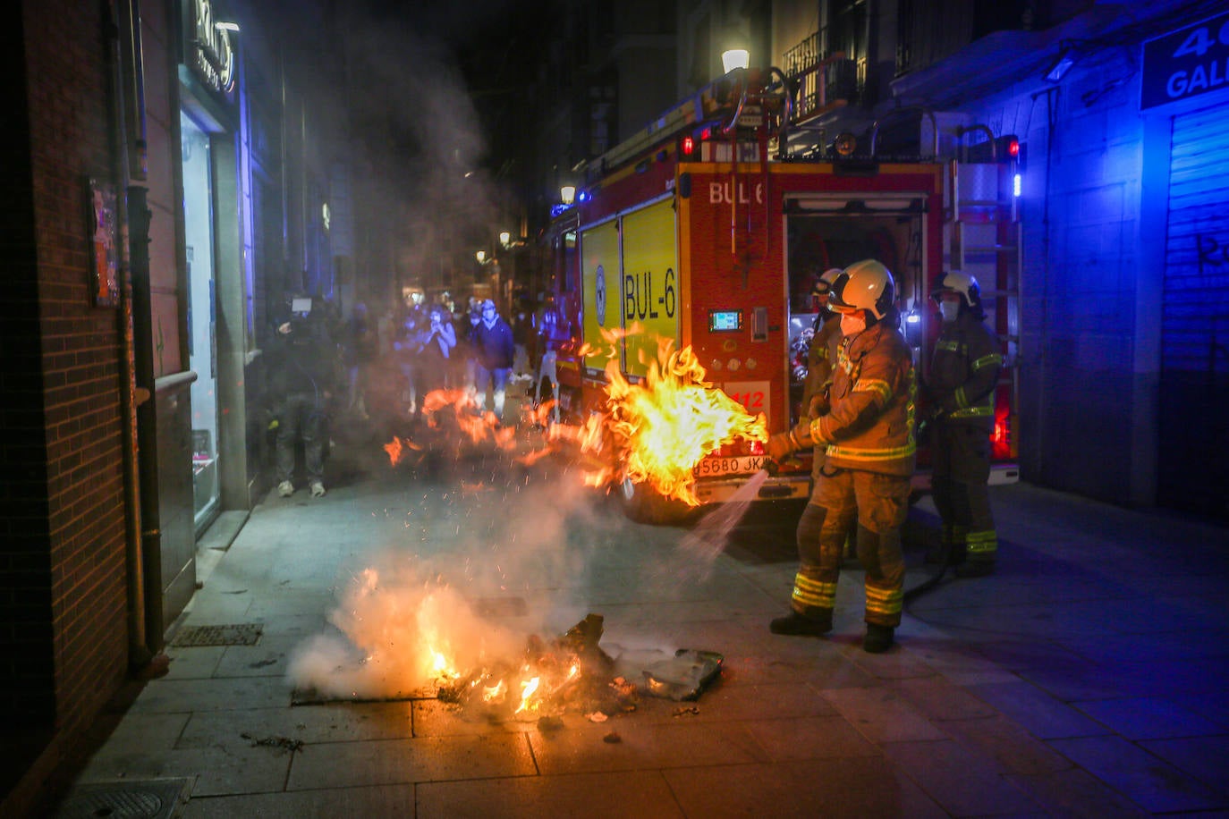 Fotos: Las imágenes de la manifestación por Hasel en Granada, con contenedores ardiendo y cargas policiales
