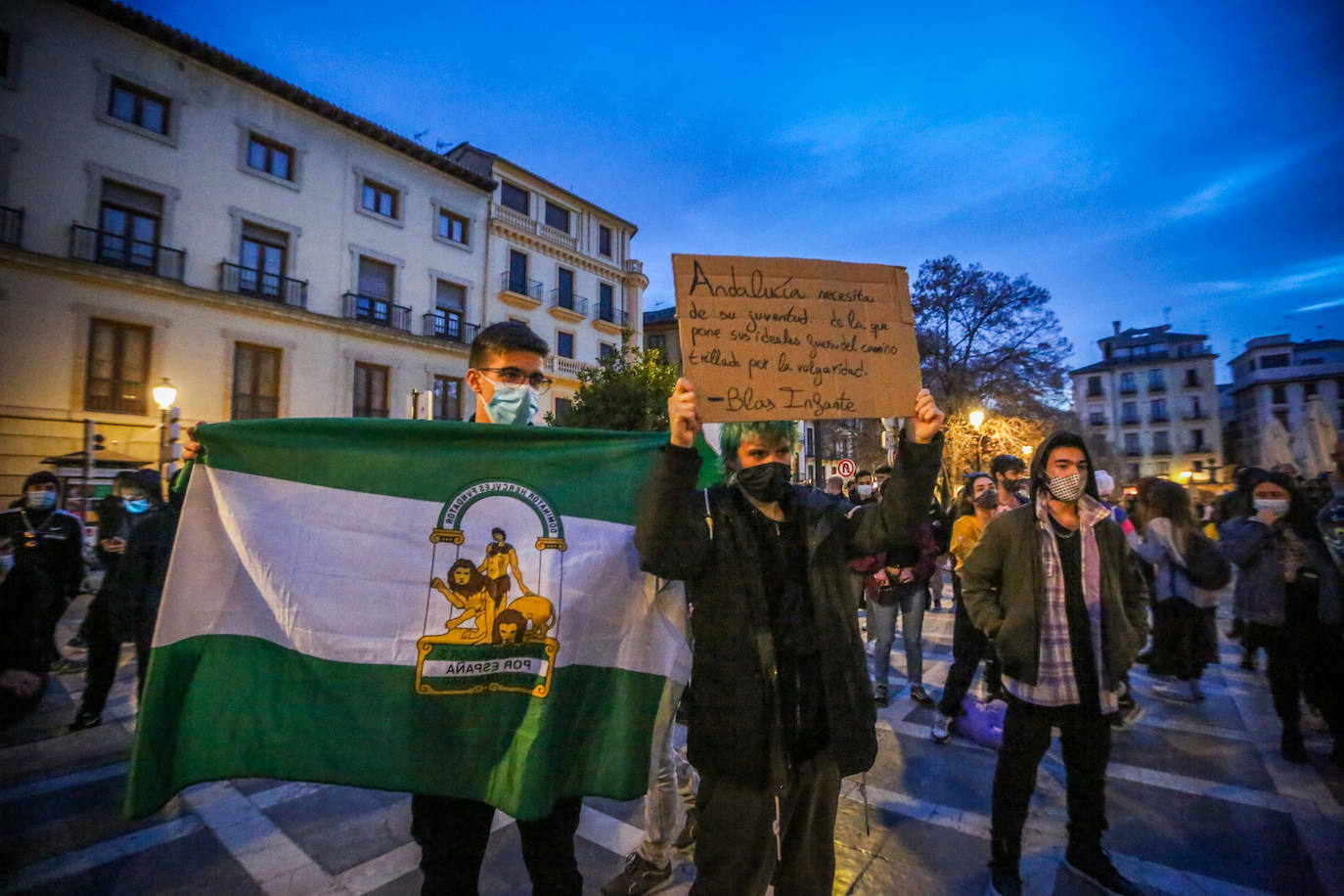 Fotos: Las imágenes de la manifestación por Hasel en Granada, con contenedores ardiendo y cargas policiales