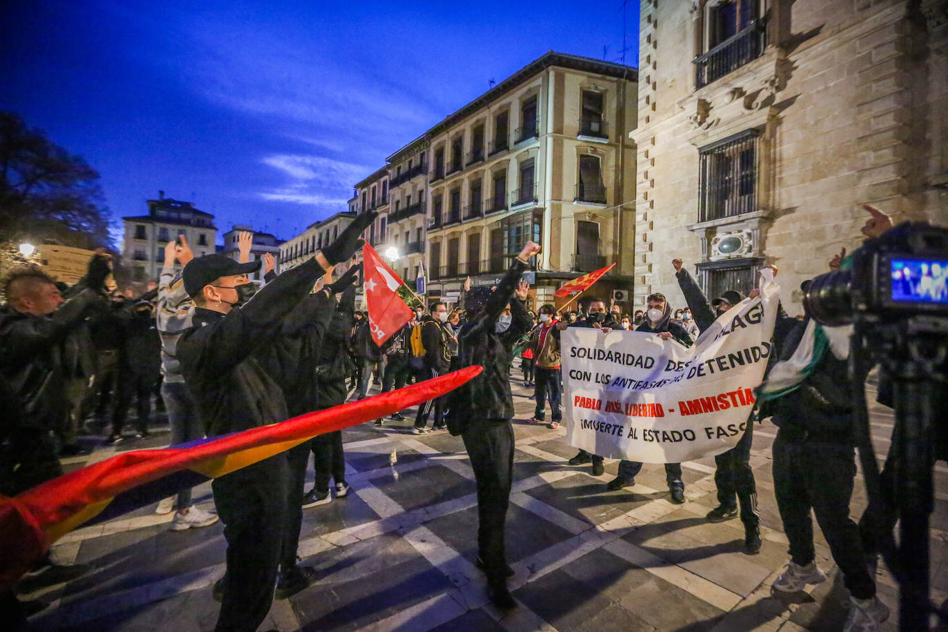 Fotos: Las imágenes de la manifestación por Hasel en Granada, con contenedores ardiendo y cargas policiales