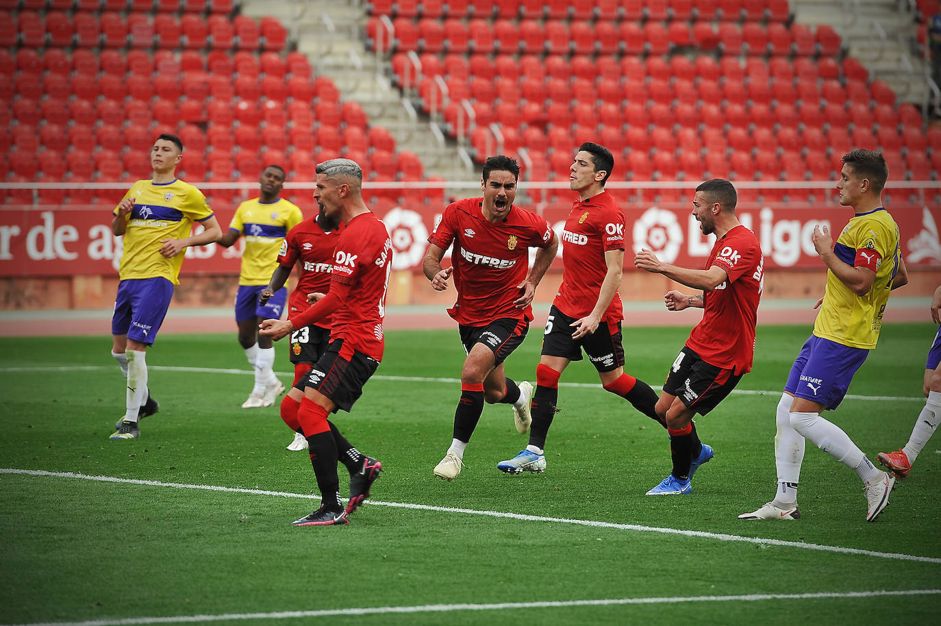 Fotos: Derrota de la UD Almería en el Visit Mallorca Estadi