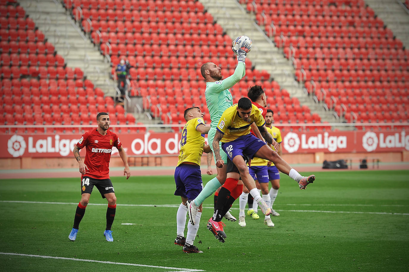 Fotos: Derrota de la UD Almería en el Visit Mallorca Estadi