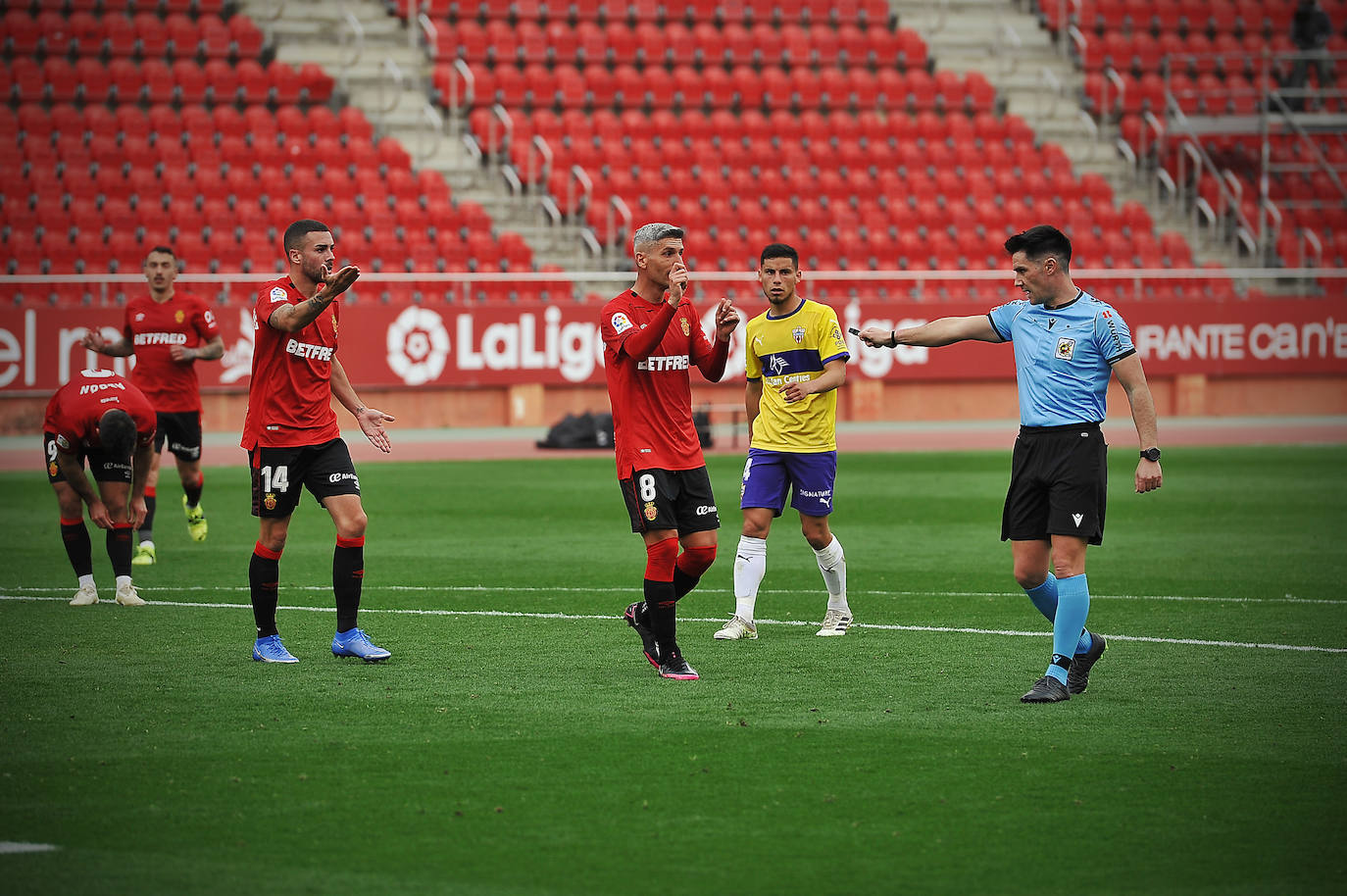 Fotos: Derrota de la UD Almería en el Visit Mallorca Estadi