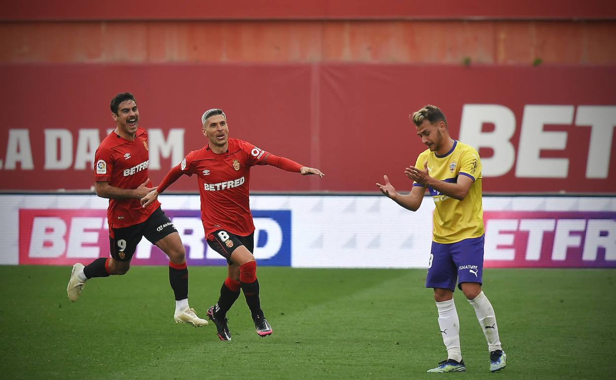 Salva Sevilla celebra su segundo gol, mientras Fran Villalba lo lamenta. 