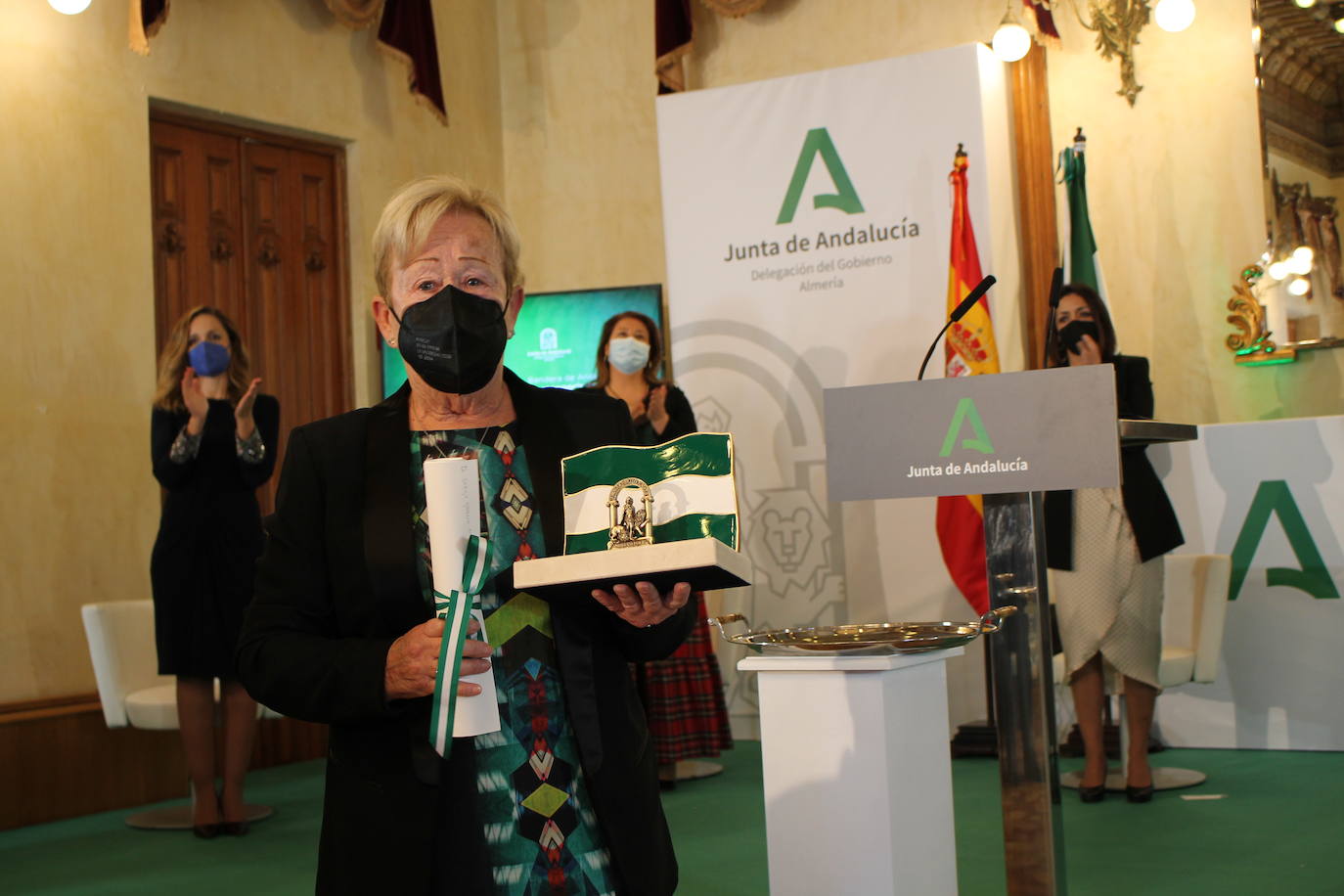 La Delegación del Gobierno andaluz en la provincia ha acogido este lunes la celebración del día de Andalucía. Un total de once entidades y personas han recibido las condecoraciones de la Junta por sus valores vinculados al desarrollo de la provincia.