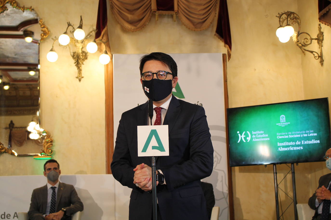 La Delegación del Gobierno andaluz en la provincia ha acogido este lunes la celebración del día de Andalucía. Un total de once entidades y personas han recibido las condecoraciones de la Junta por sus valores vinculados al desarrollo de la provincia.