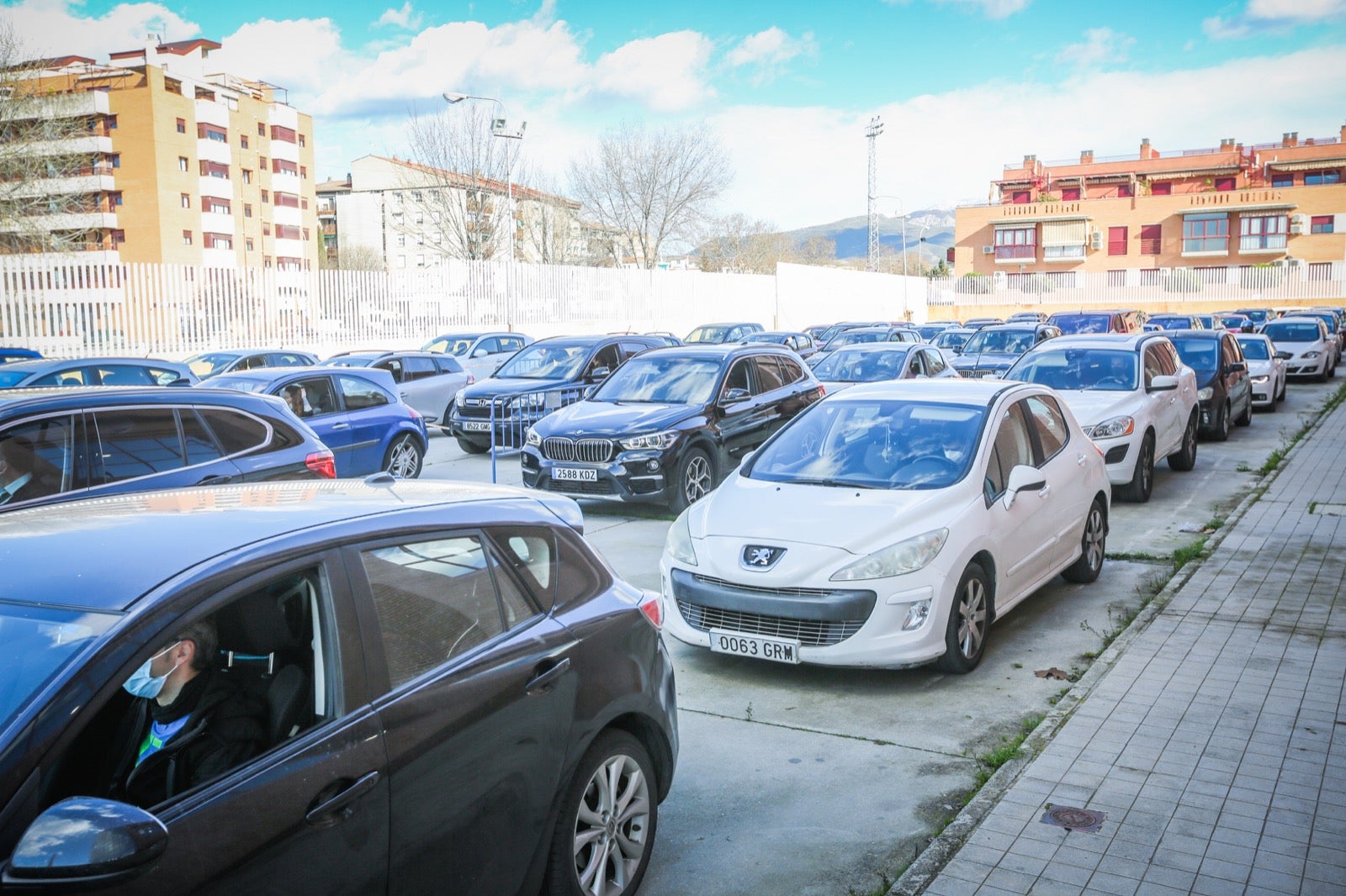 Arrancan las vacunas a profesores en Fermasa con una previsión de 1.400 dosis al día. Desde las 15.30 hasta las 20.30 horas se ponen las dosis a los citados, que no necesitarán bajarse del coche