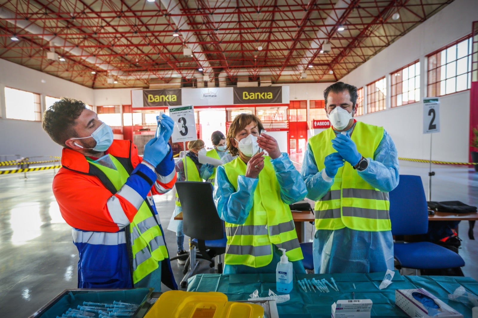 Arrancan las vacunas a profesores en Fermasa con una previsión de 1.400 dosis al día. Desde las 15.30 hasta las 20.30 horas se ponen las dosis a los citados, que no necesitarán bajarse del coche