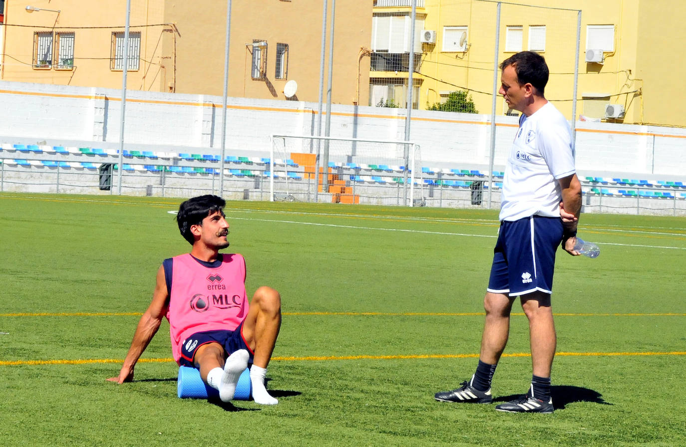 Alberto González dialoga con el centrocampista Rubén Sanchidrián en un entrenamiento. 